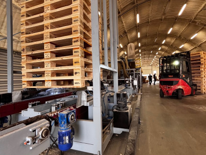 Elektromotory a frekvenční měniče pro výrobní linky dřevěných palet