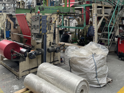 Elektromotory s frekvenčními měniči pro výrobu plastových pytlů z recyklátu